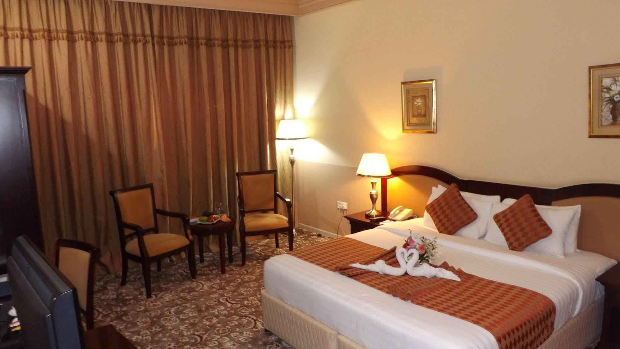 City Hotel Ras al-Khaimah Exteriör bild